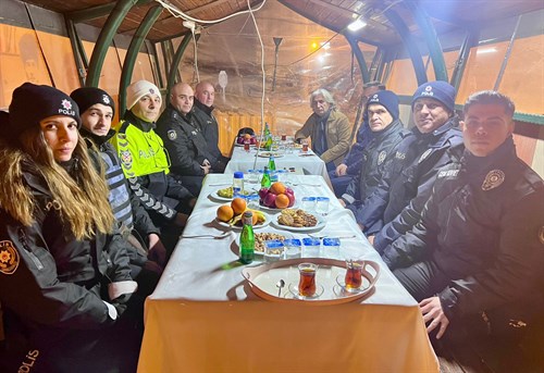 Kaymakamımız Fatih GENEL, Yeni yıl denetimleri kapsamında görevi başında bulunan Emniyet ve  Jandarma personellerini Ziyaret etti.